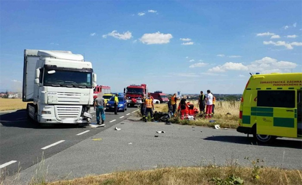 Střet motocyklisty s kamionem skončil tragicky