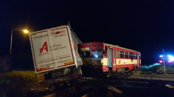 V Třemošnici  se střetl osobní vlak s kamionem, zraněný je strojvůdce a jeden cestující