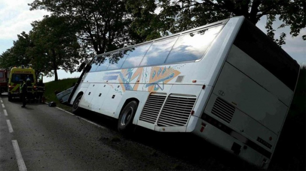 Autobus plný dětí havaroval na silnici mezi Trhovou Kamenicí a Hlinskem