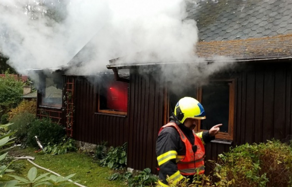 Špatná spára v komínovém tělese zapříčinila požár chaty na Chrudimsku