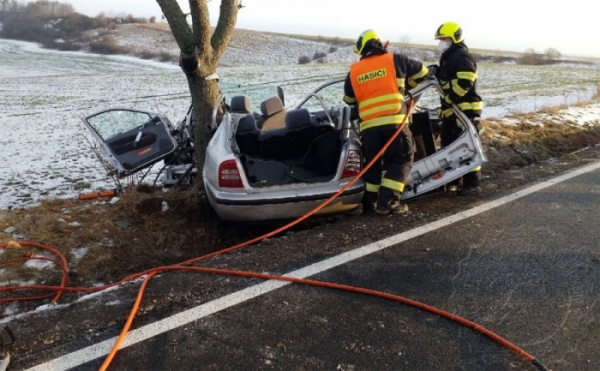 U obce Honbice na Chrudimsku narazil osobní vůz do stromu, jedna osoba na místě zemřela