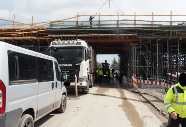 Nákladní vůz zachytil nákladem o ocelovou nosnou konstrukci a uzavřel silnici mezi obcemi Slatiňany a Orel