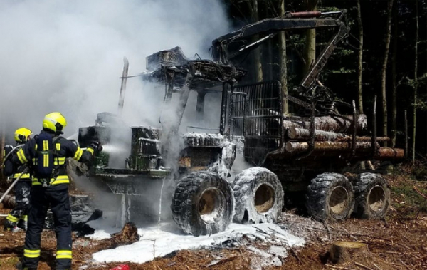 Hasiči zasahovali v Bojanově u požáru lesní vyvážečky