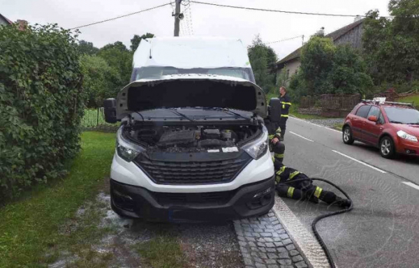 V Holetíně na Chrudimsku řidič začal sám hasit své auto, pomohl mu i kolemjedoucí řidič
