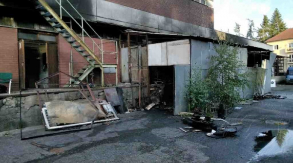 Při požáru tří objektů v Chrudimi došlo ke zničení zboží i zařízení obchodu s textilem