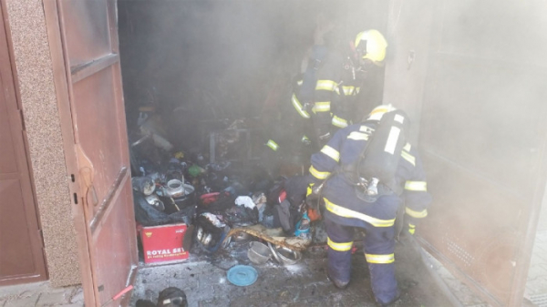 Při požáru garáže v bytovém domě v Holicích bylo evakuováno 15 osob