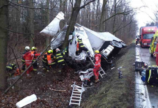 Nehoda nákladního automobilu ve Chvojenci skončila tragicky, po nárazu do stromu zemřel spolujezdec