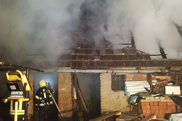 Devět hasičských jednotek likvidovalo požár stodoly v Bousově na Chrudimsku