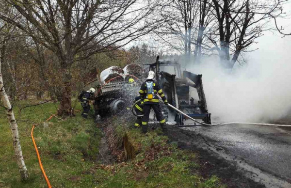 Ve Ctětíně vzplál traktor, plameny poničily i 20 metrů vozovky