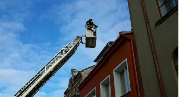 Uvolněná atika na historické zdi hrozila pádem, sundat ji museli hasiči