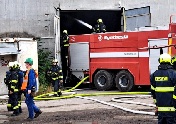 Hasiči likvidovali rozsáhlý požár elektroopadu v Rybitví u Pardubic, zásah trval téměř 24 hodin