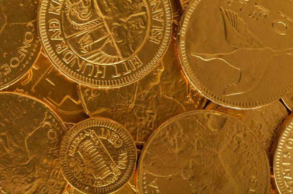 Podvodným prodejem zlatých mincí získal muž z Pardubicka více jak dva miliony korun. Peníze pak prosázel