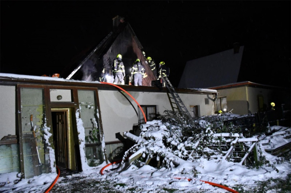 Pět jednotek hasičů likvidovalo na Chrudimsku požár chaty