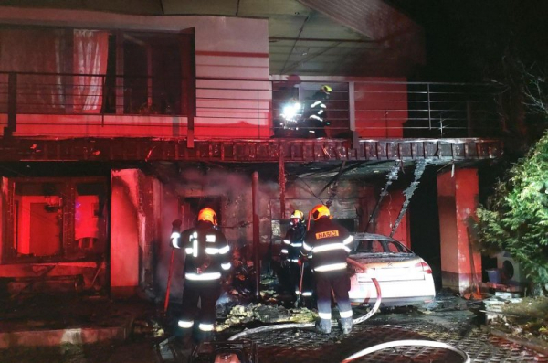 Požár domu vznikl kvůli závadě při nabíjení autobaterie, dva lidé skončili v nemocnici