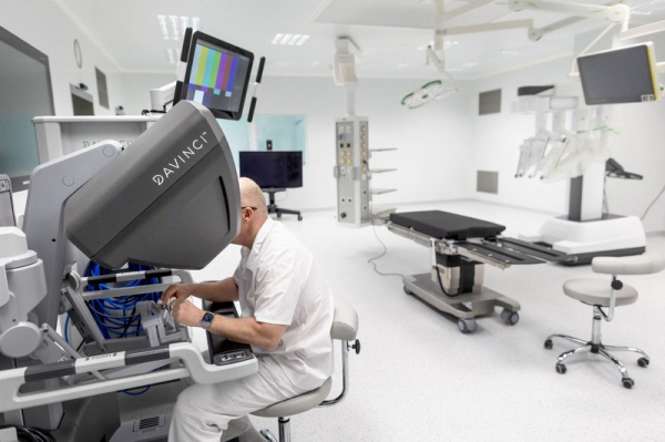 Nový robotický operační systém v pardubické nemocnici provádí zákroky provádí s milimetrovou přesností